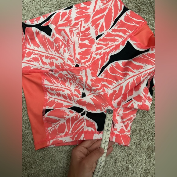 Alo Yoga Elevate Shorts Palm Springs Guava - Picture 8 of 8